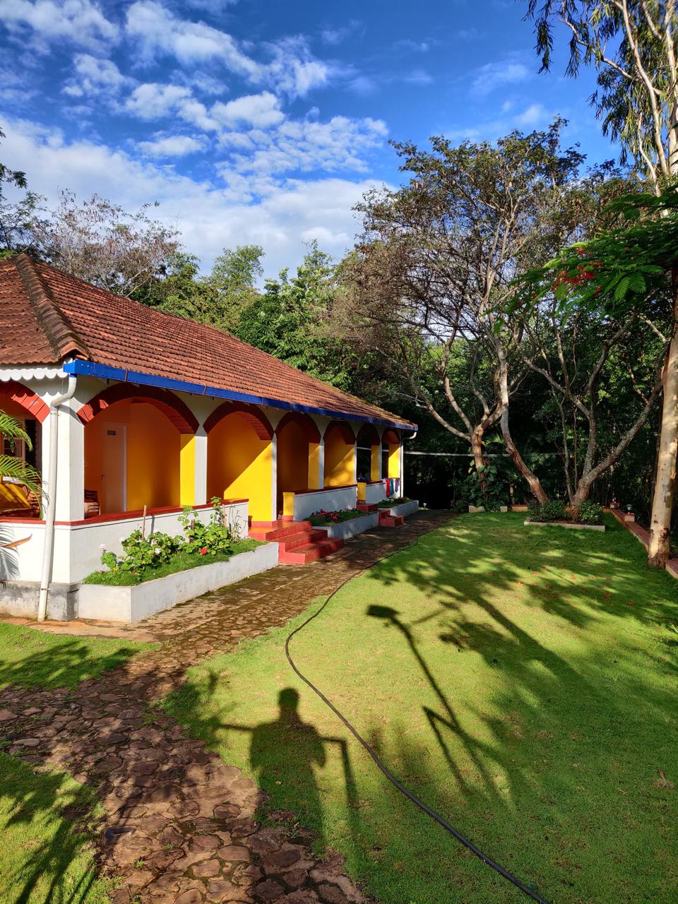 Lush surroundings of Rangers Camp homestay in Bamanagi