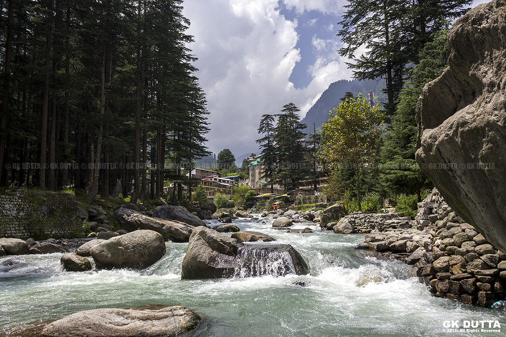 Traditional homestay in Manali with mountain views