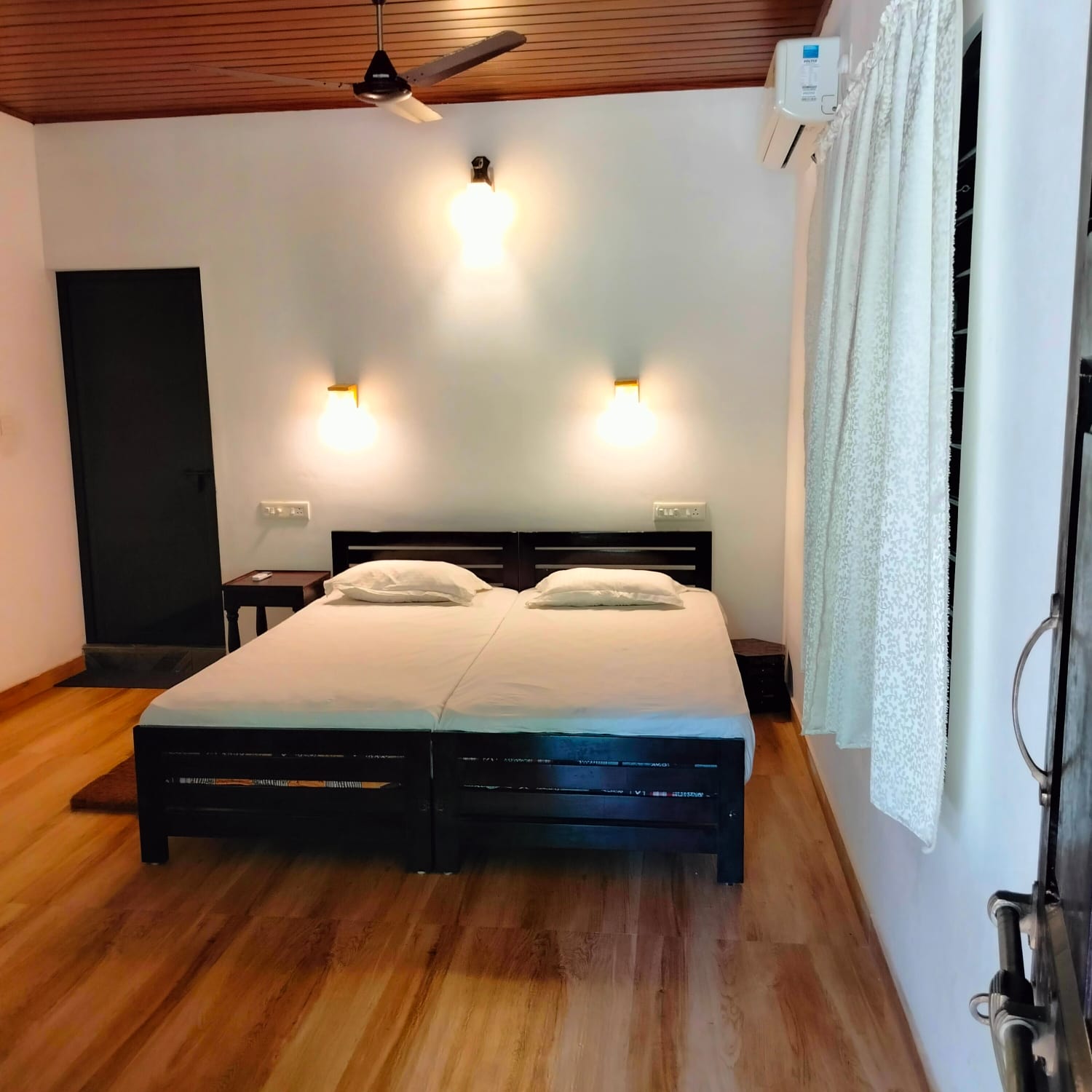 Air-conditioned homestay near Alleppey Beach.